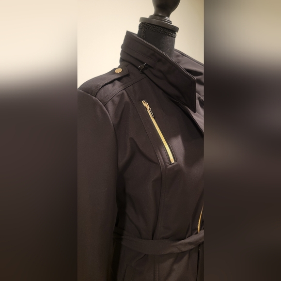 Chic Black Jacket with Gold Accents - Picture 3 of 5